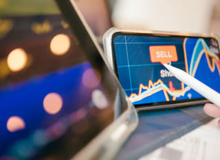 Obchodník analyzujúci možnosti na trhoch s Bitcoinom, Ethereom a forexom